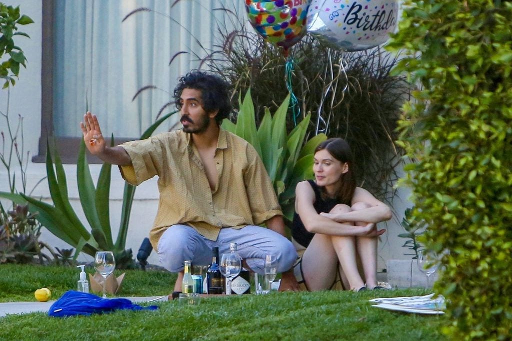Dave Patel invitando a una amiga a un gintonic en el jardín de su casa durante la pandemia de Covid-19