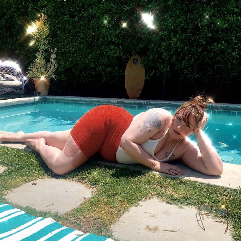 Lena Dunham en su piscina durante su 34 cumpleaños