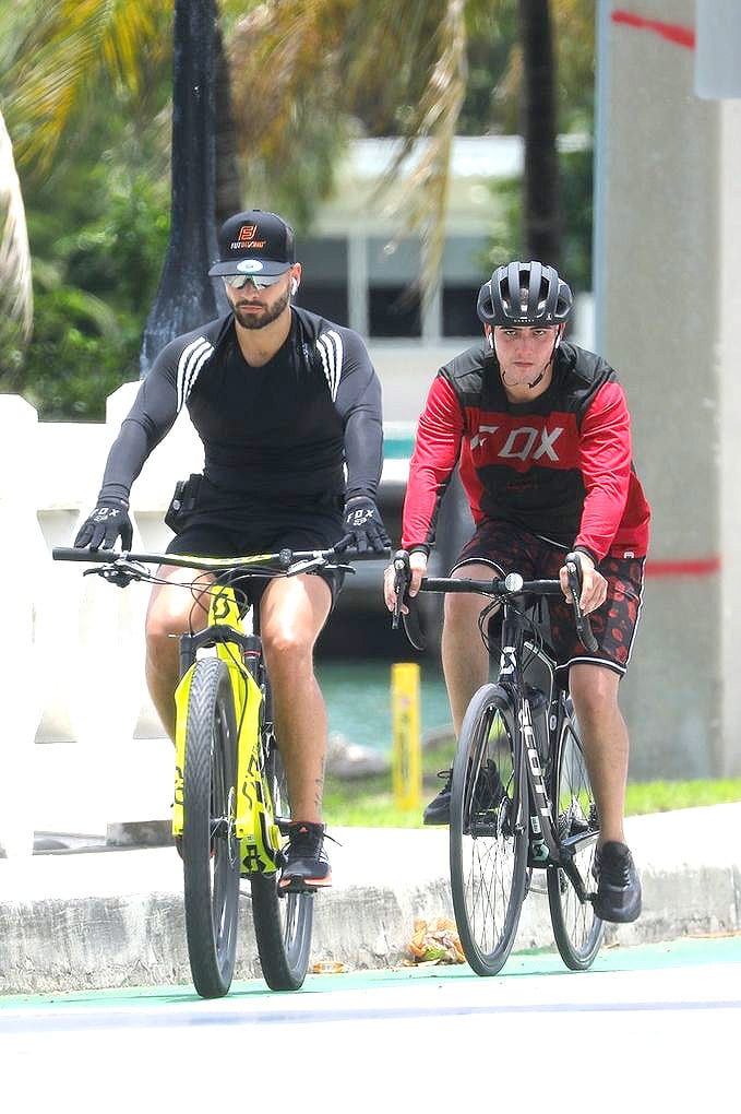 Maluma montando en bicicleta por las calles de Miami