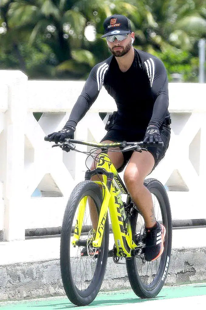 Maluma montando en bici en Miami