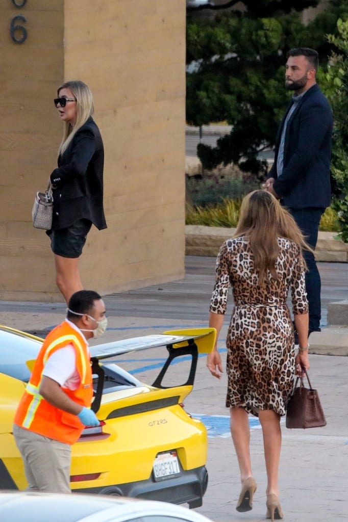 Caitlyn Jenner saliendo de su Porsche.