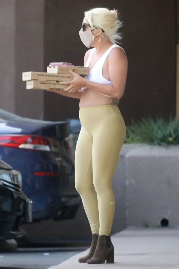 Lady Gaga recogiendo comida para llevar