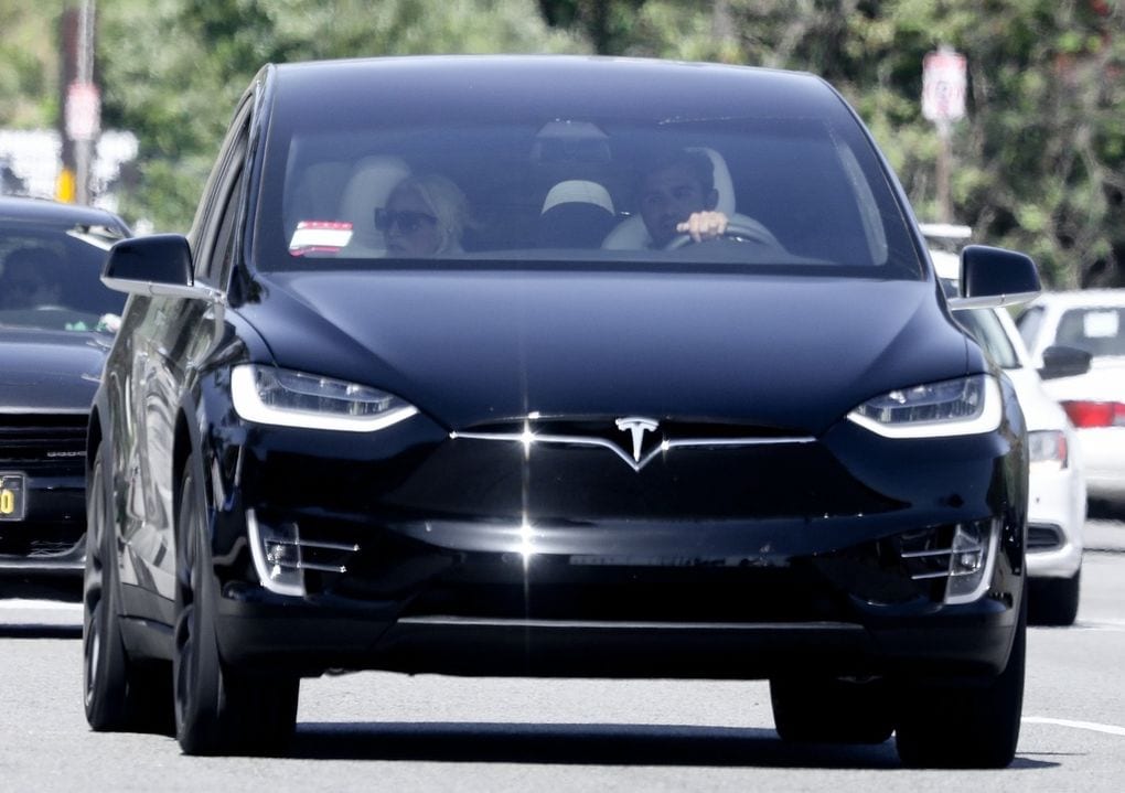 Lady Gaga en su Tesla