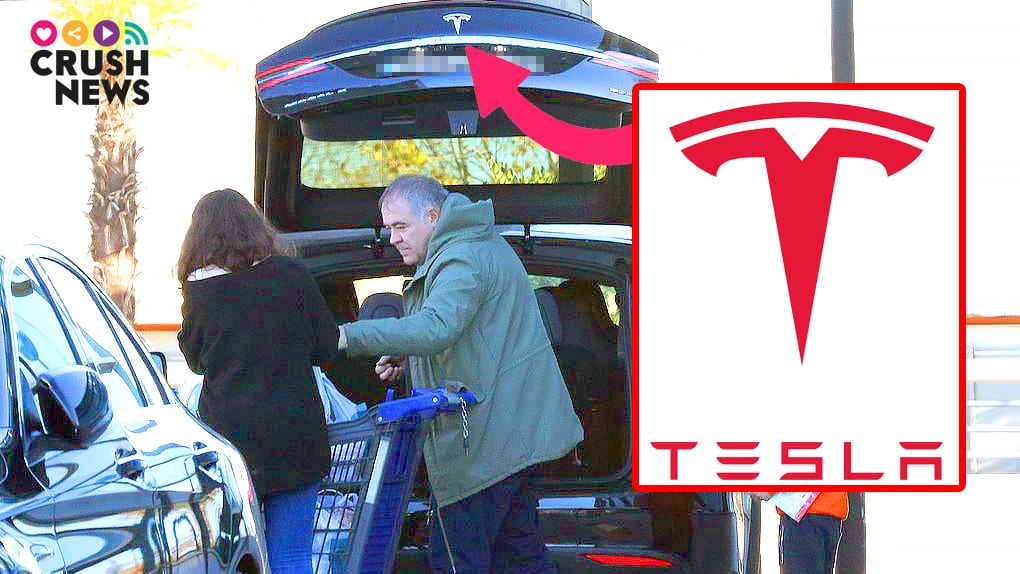 Ferreras haciendo la compra con su Tesla