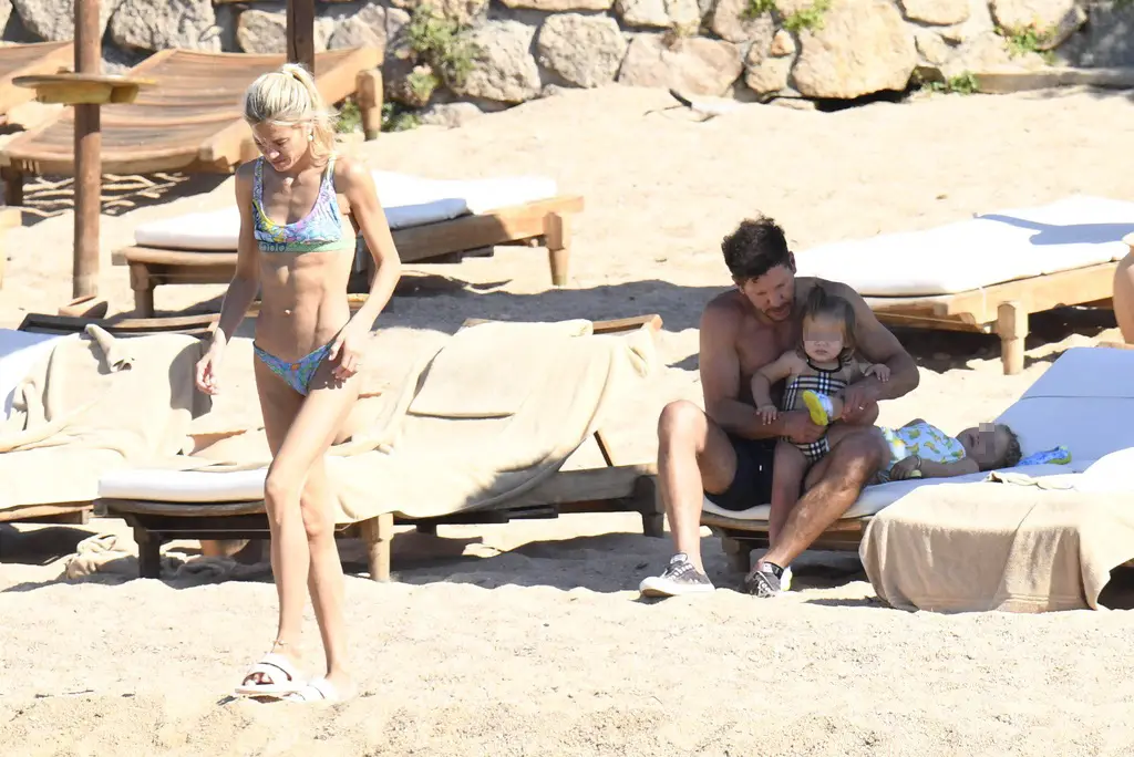 Diego Simeone atento a sus hijas en la playa.