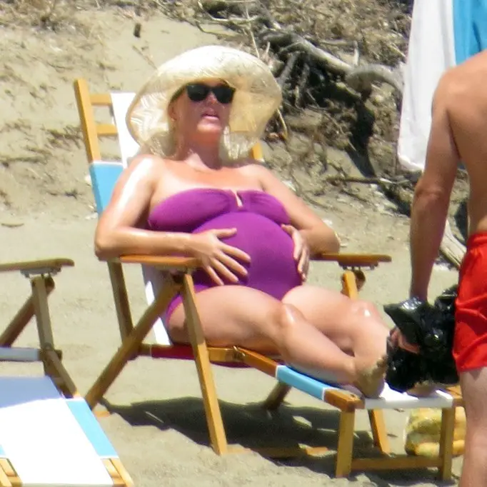 katy perry recta final embarazo en la playa