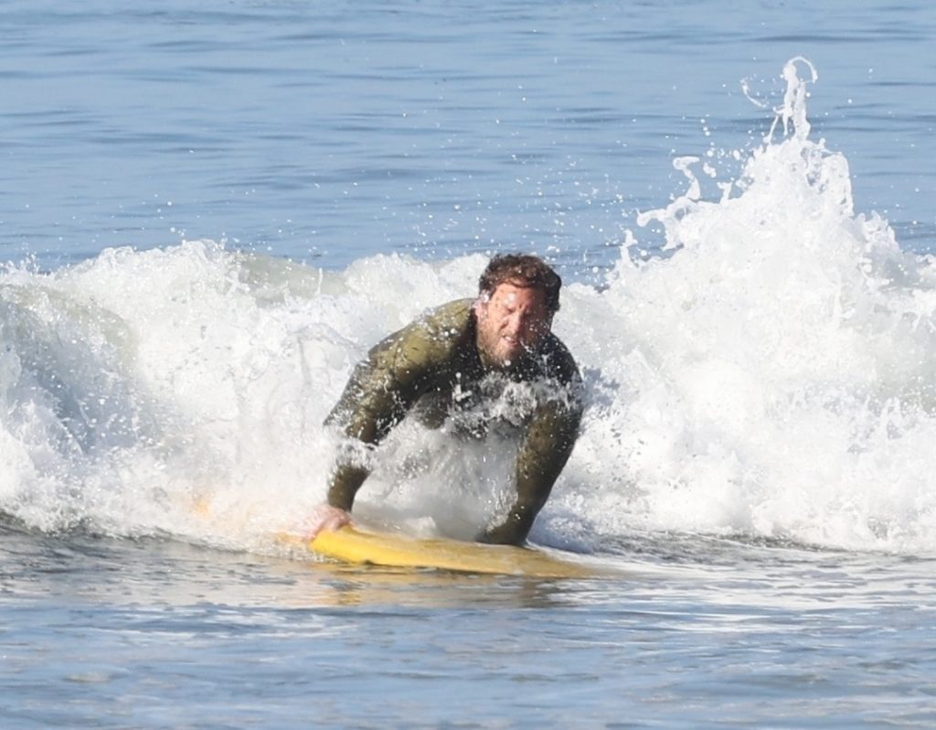 Jonah Hill haciendo surf.
