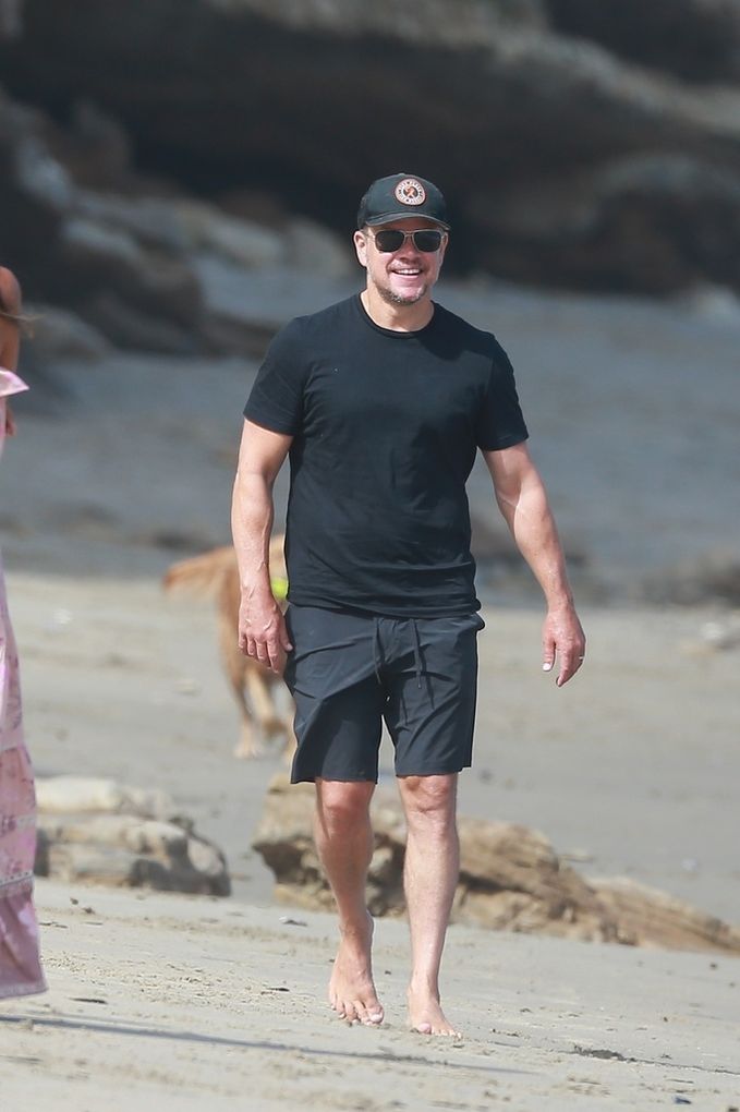 Matt Damoh paseando por la playa en Malibu.