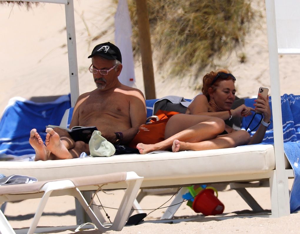 Carlos sobera en la playa leyendo un libro