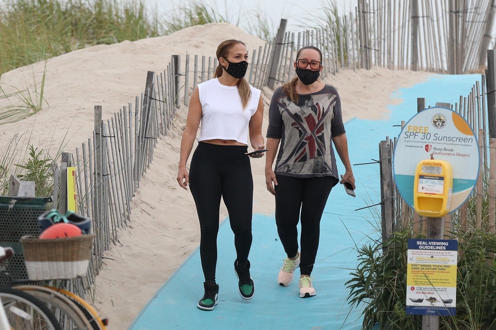 Jennifer Lopez y una amiga, listas para su sesión de yoga.