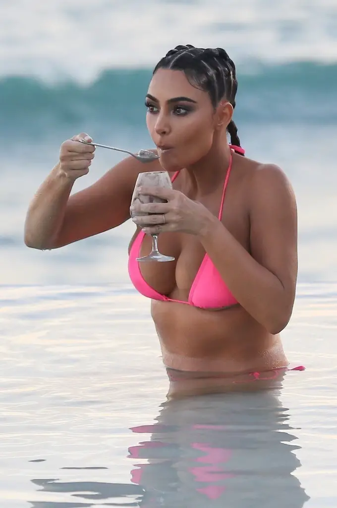 Kim Kardashian, comiendo helado.