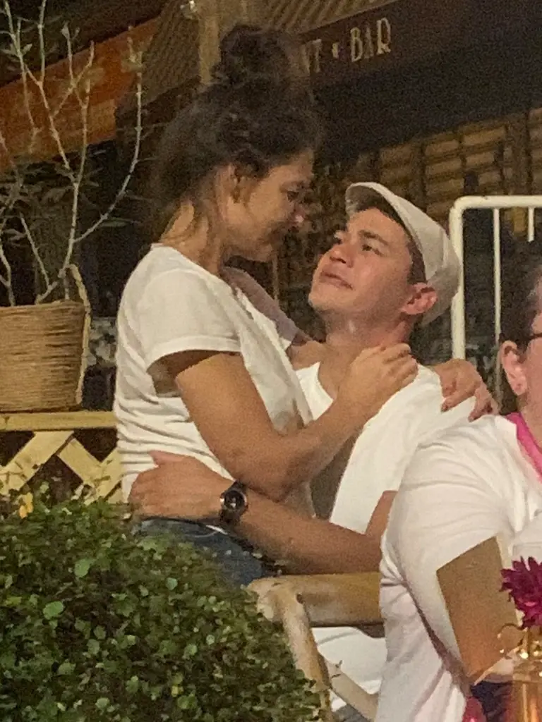 Katie Holmes y su nuevo novio Emilio Vitolo Jr abrazados