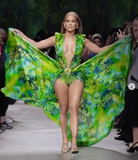JLo, con vestido de estampado vegetal y maxiescote de Versace