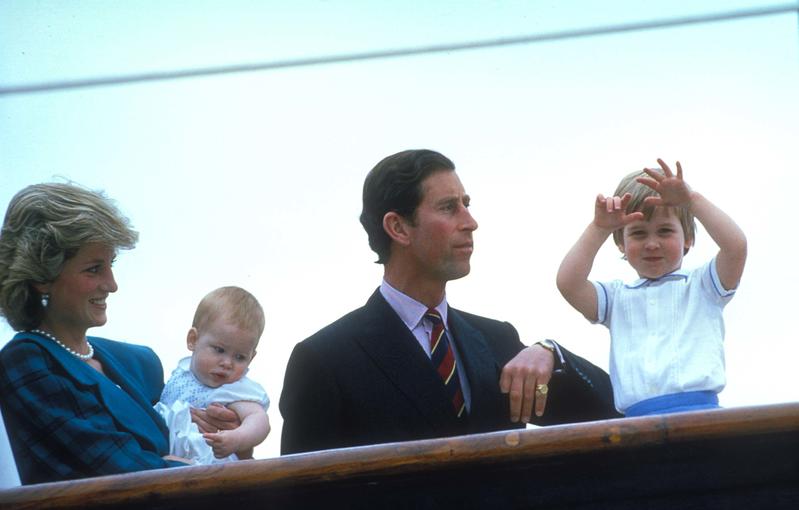 Seguro que, como en esta imagen, veremos a Lady Di en The Crown con sus dos hijos pequeños y su esposo