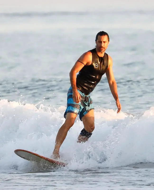 Hugo Silva surfeando.
