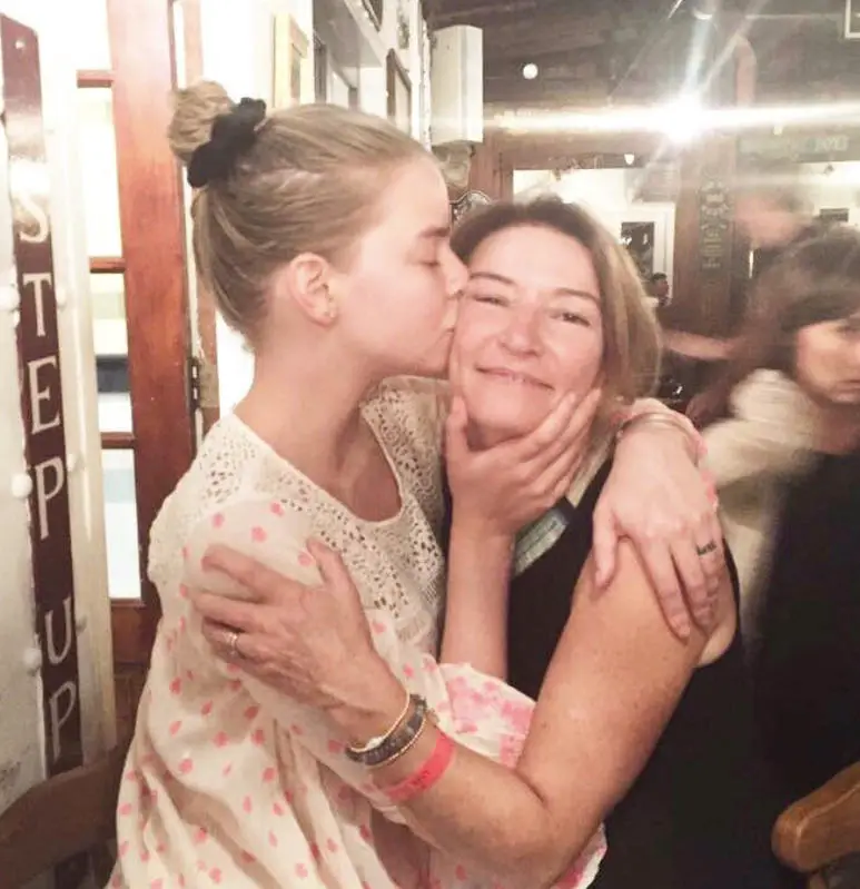 La actriz de Gambito de dama, Anya Taylor-Joy, besa a su madre