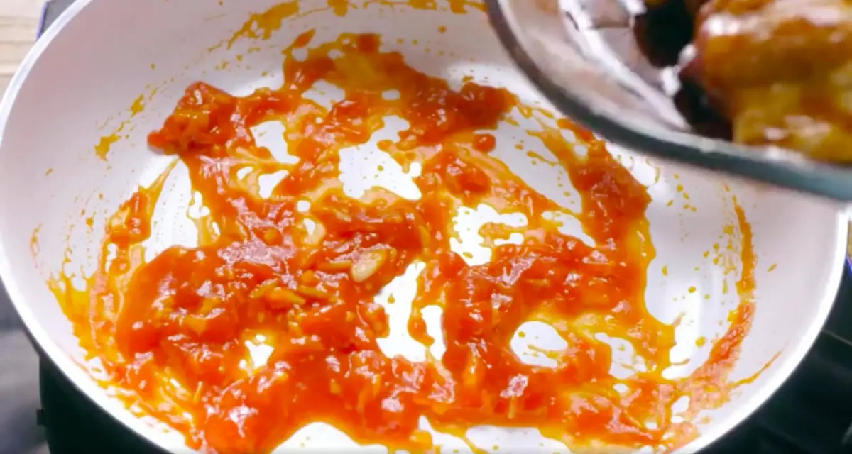 La salsa es clave en la receta de alitas de pollo picantes