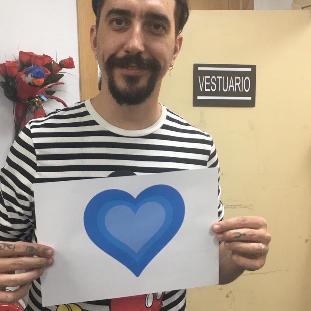 Jorge Marron, con un cartel solidario apoyando a los autistas