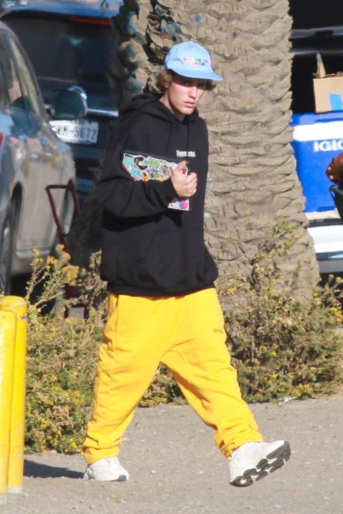 Justin Bieber en Santa Monica con una tablet