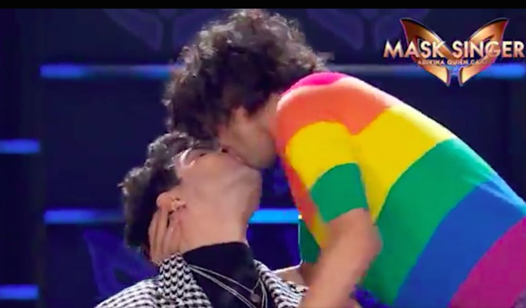 Javier Ambrossi besa a Javier Calvo