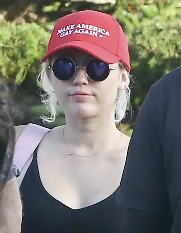 Miley Cyrus con gorra antiTrump.