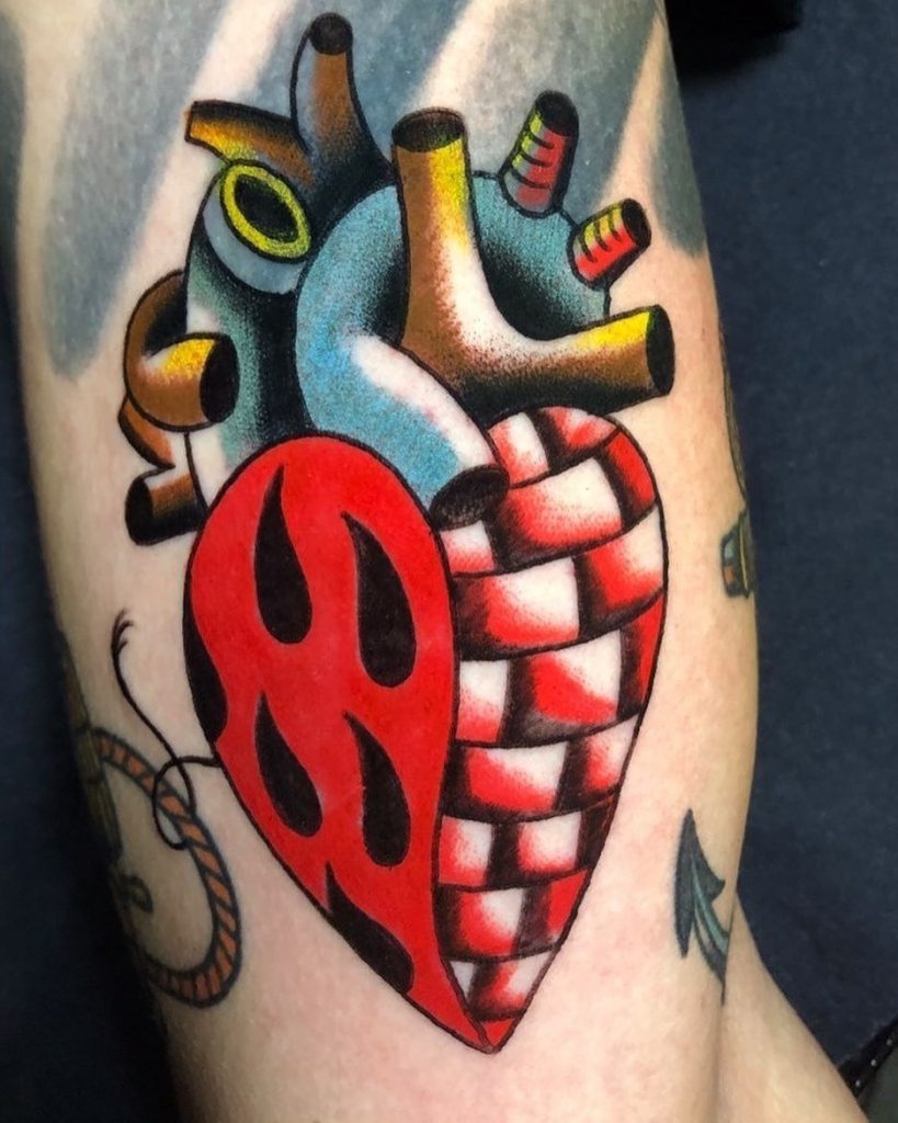 Tatuajes, como este de un corazón, son una de las pasiones de Marron