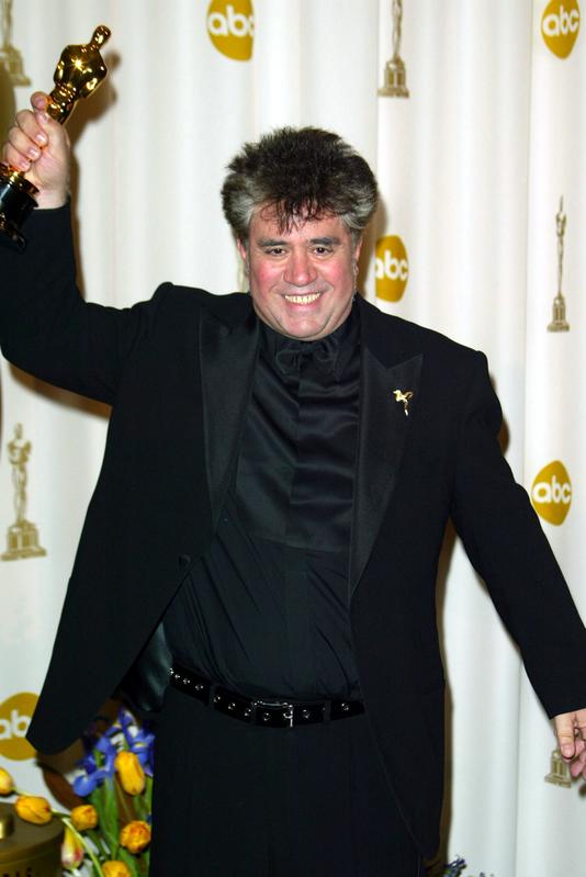 Almodóvar, con uno de sus Oscar en 2003