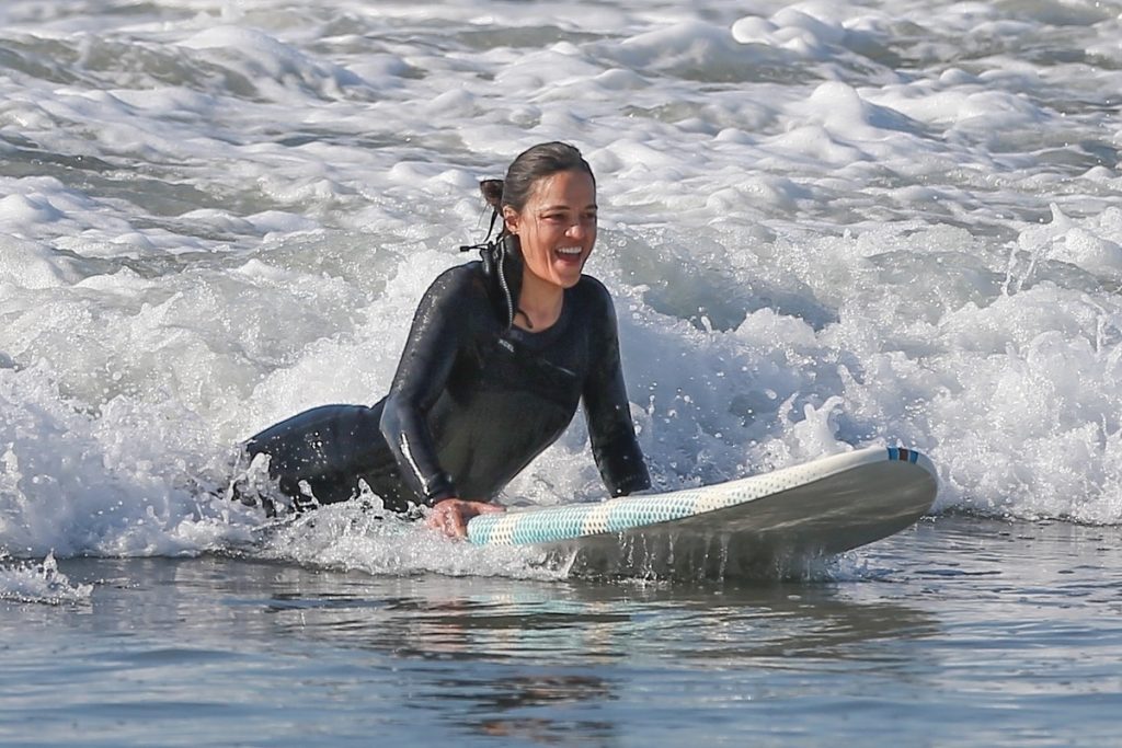 Michelle Rodriguez hace surf.