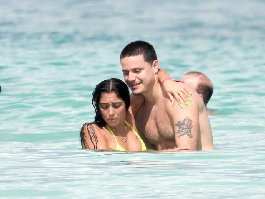 Lourdes León en la playa con su novio
