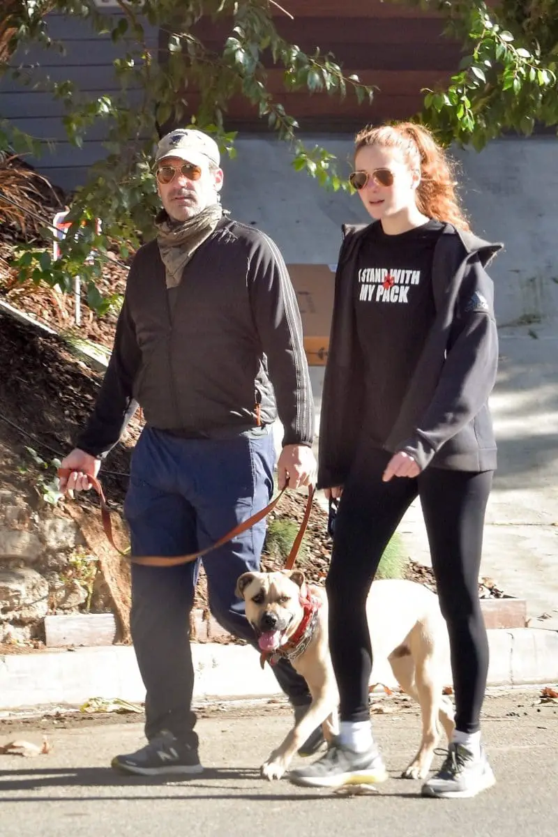 Jon Hamm paseando con su perro y su novia, Anna Osceola