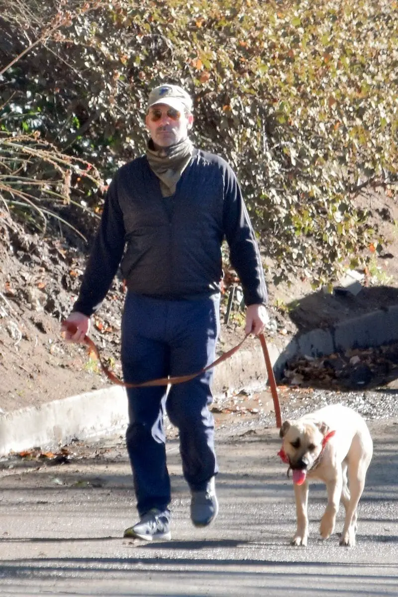 Jon Hamm pasea con su perro