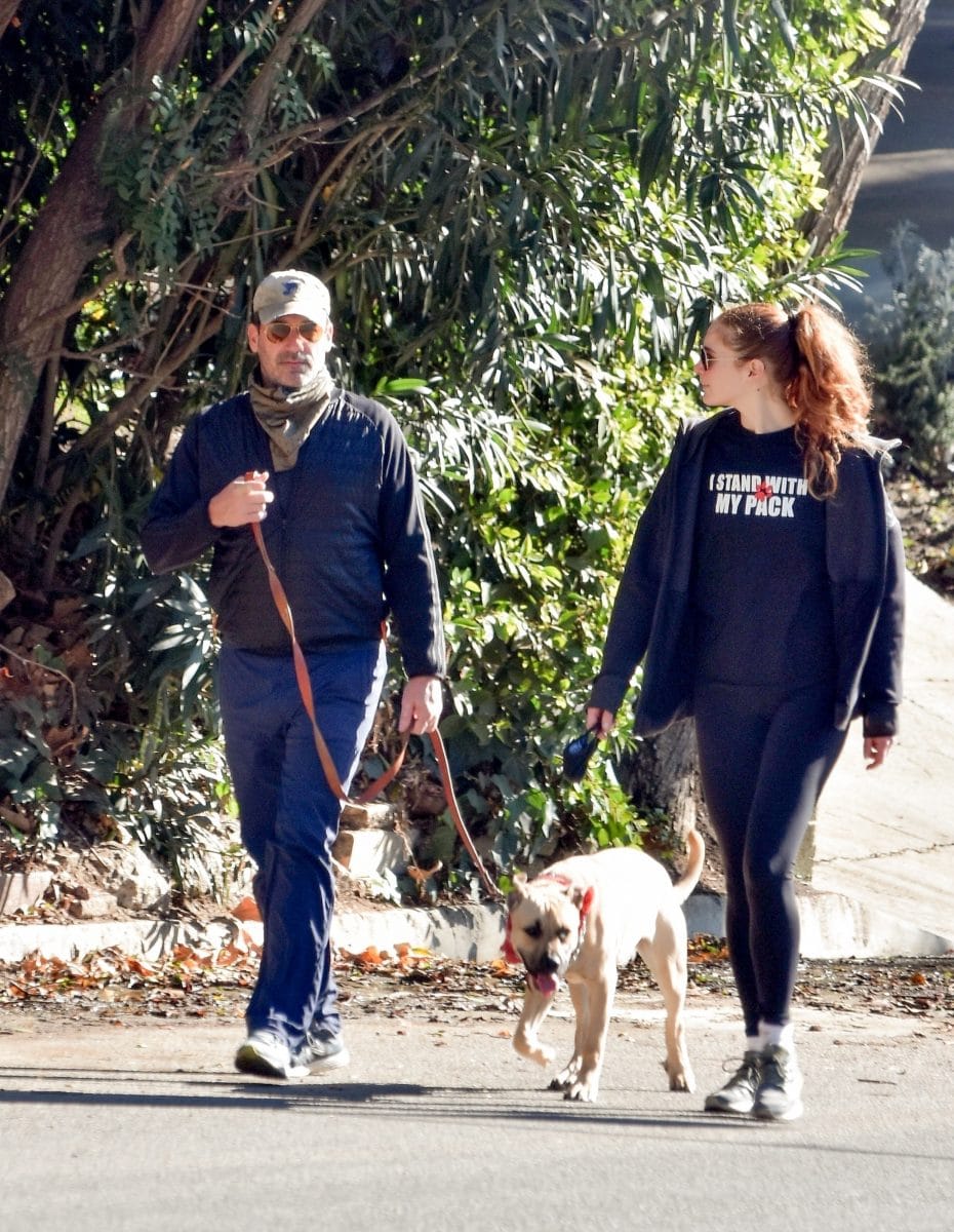 Jon Hamm con su novia y su mascota