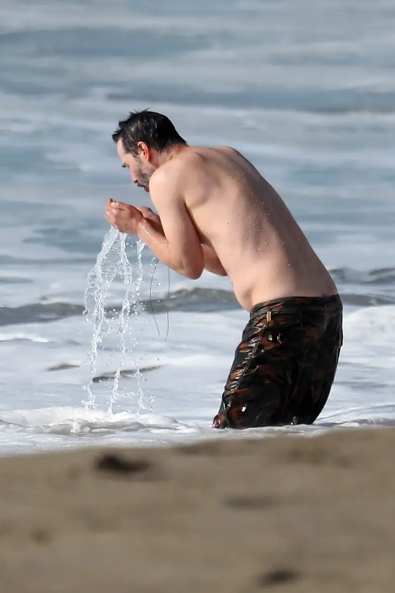 Keanu Reeves en la playa
