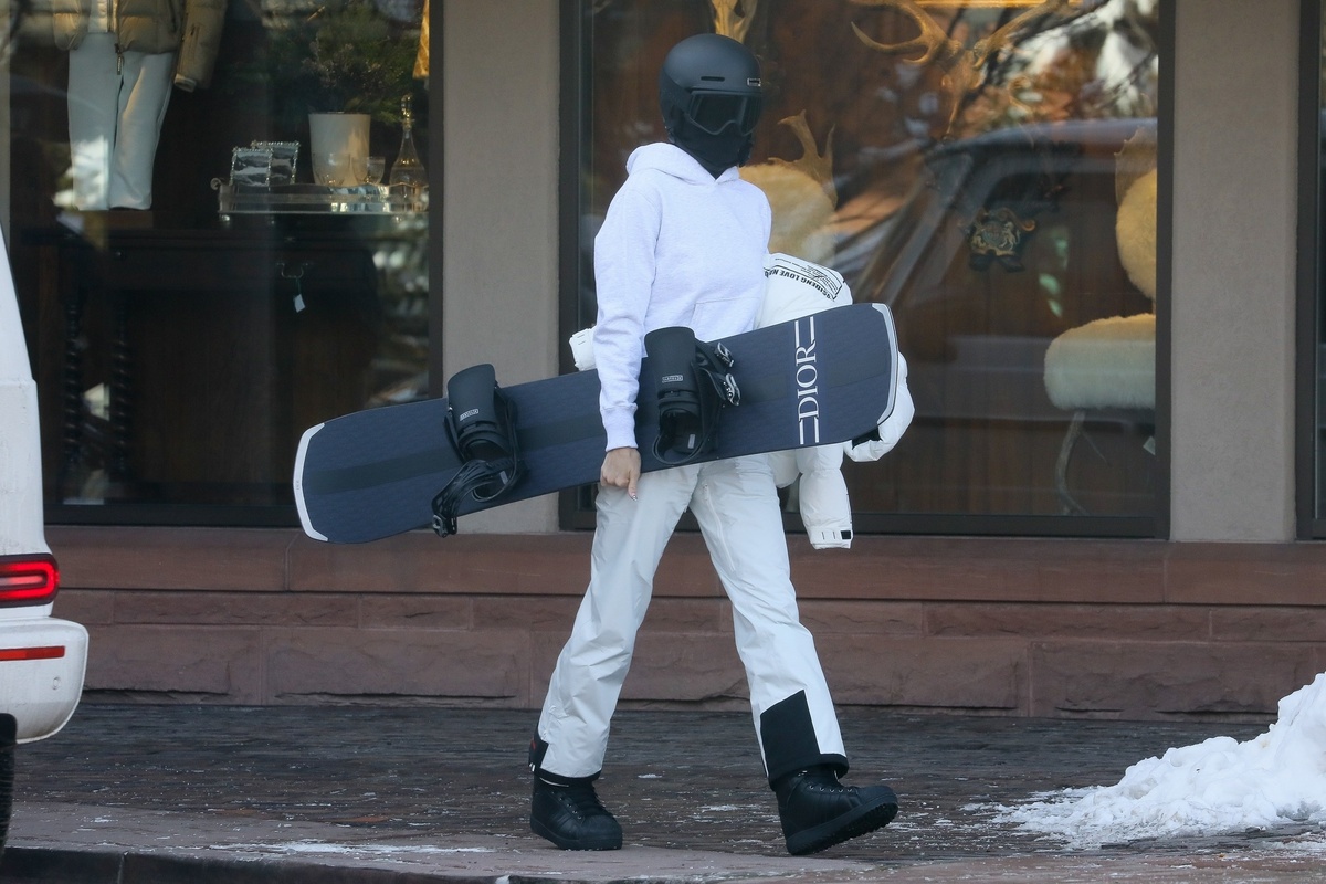 Kendall Jenner hace snow con una tabla de Dior.