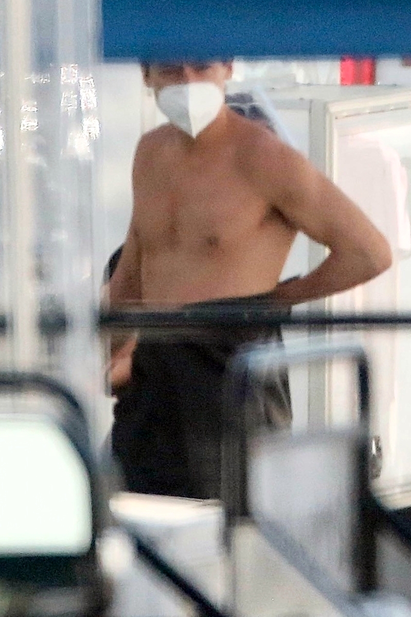 Harry Styles sin camiseta