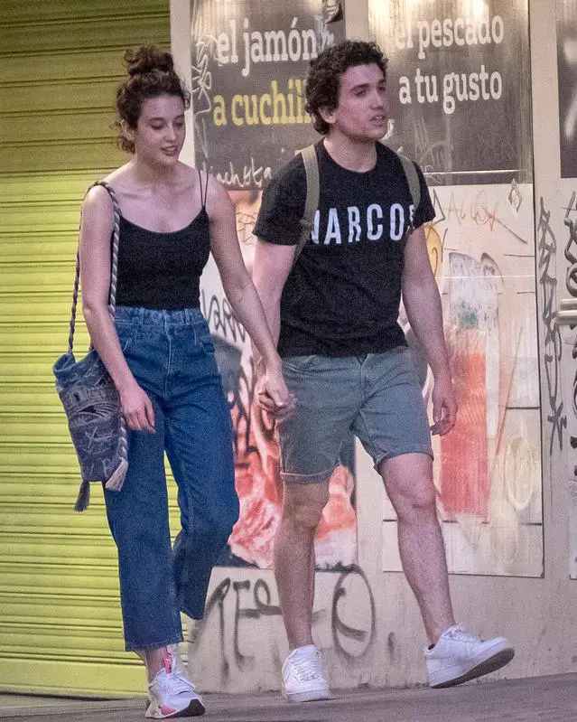 María Pedraza y Jaime Lorente, paseando por Madrid cuando eran pareja.