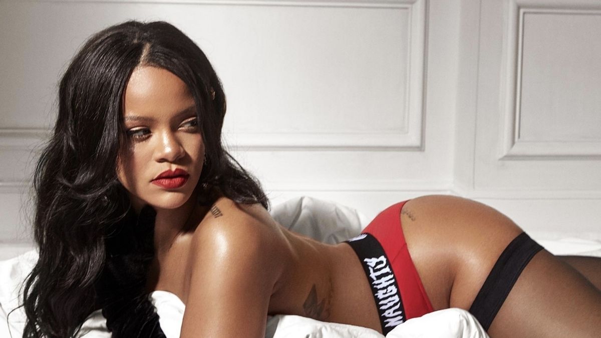 Rihanna se salta de y posa así sin ropa.