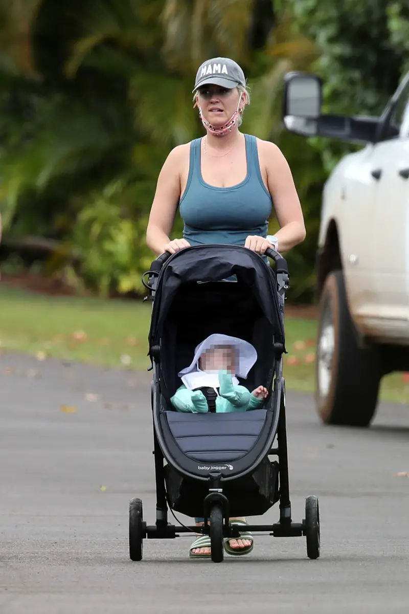 Katy Perry paseando a su hija