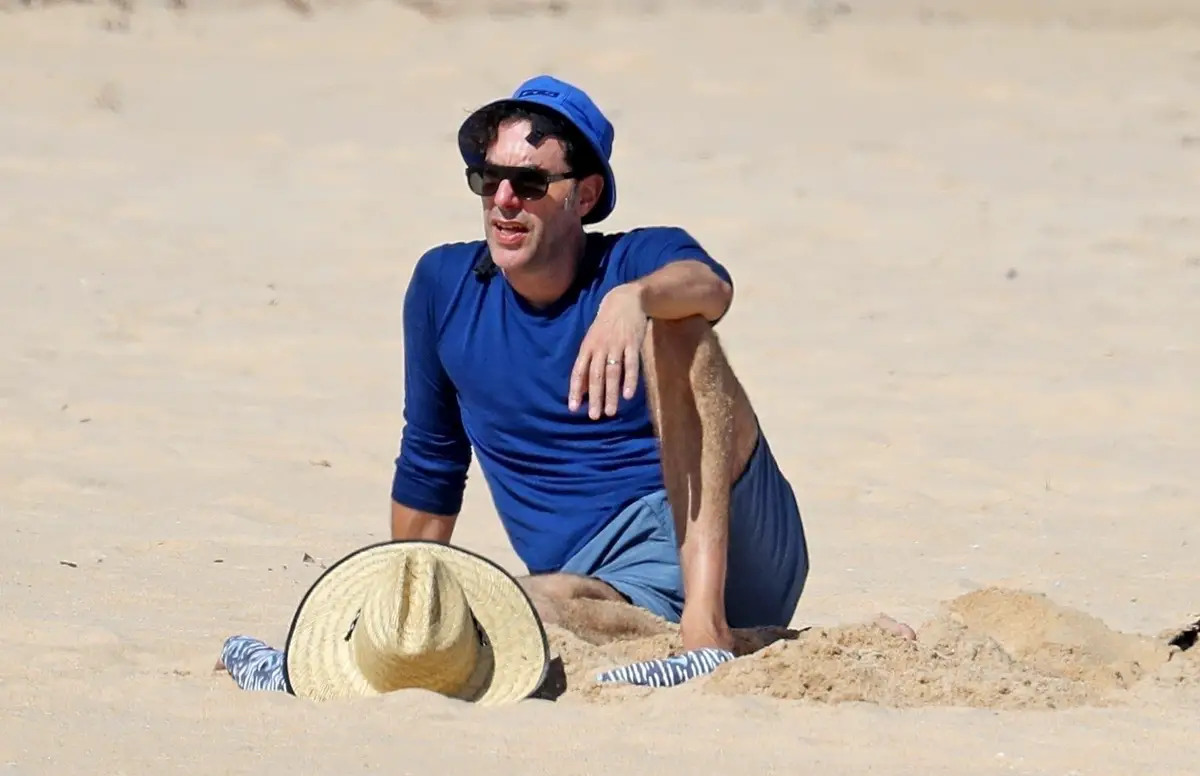 Isla Fisher y Borat en la playa