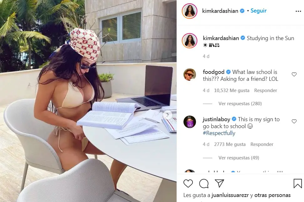 Kim Kardashian estudiando en bikini