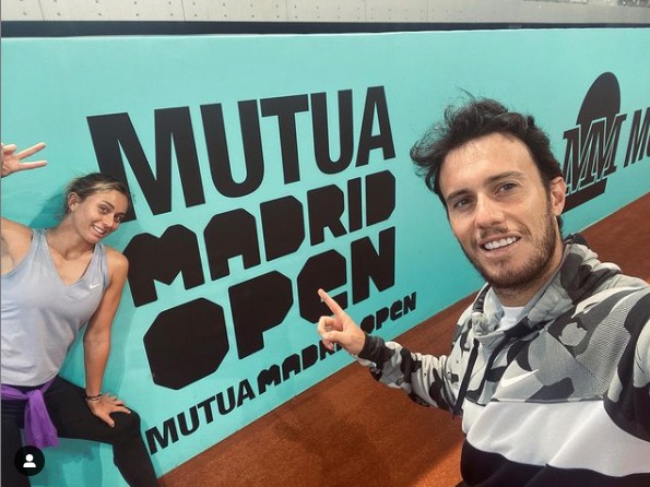 Paula Badosa está feliz con Javi Martí porque la está poniendo en lo más alto del Mutua Madrid Open, donde ambos aparecen en la foto