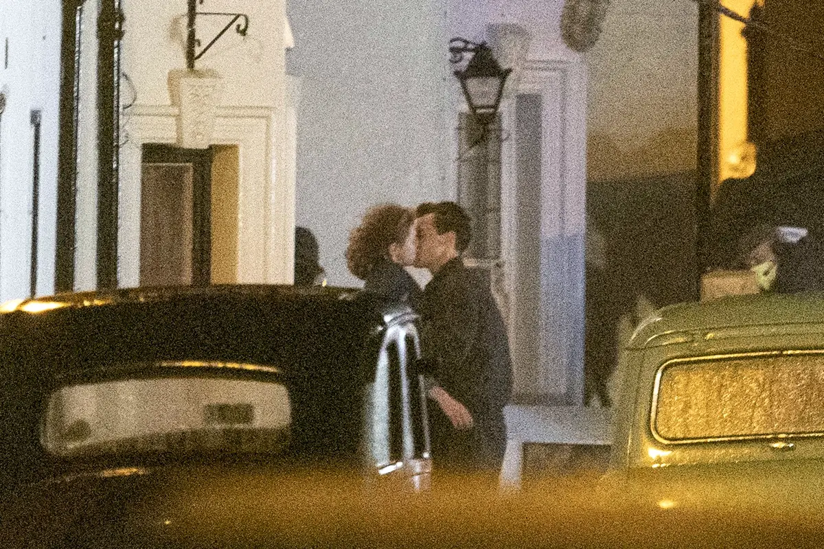 Harry Styles besa a una chica