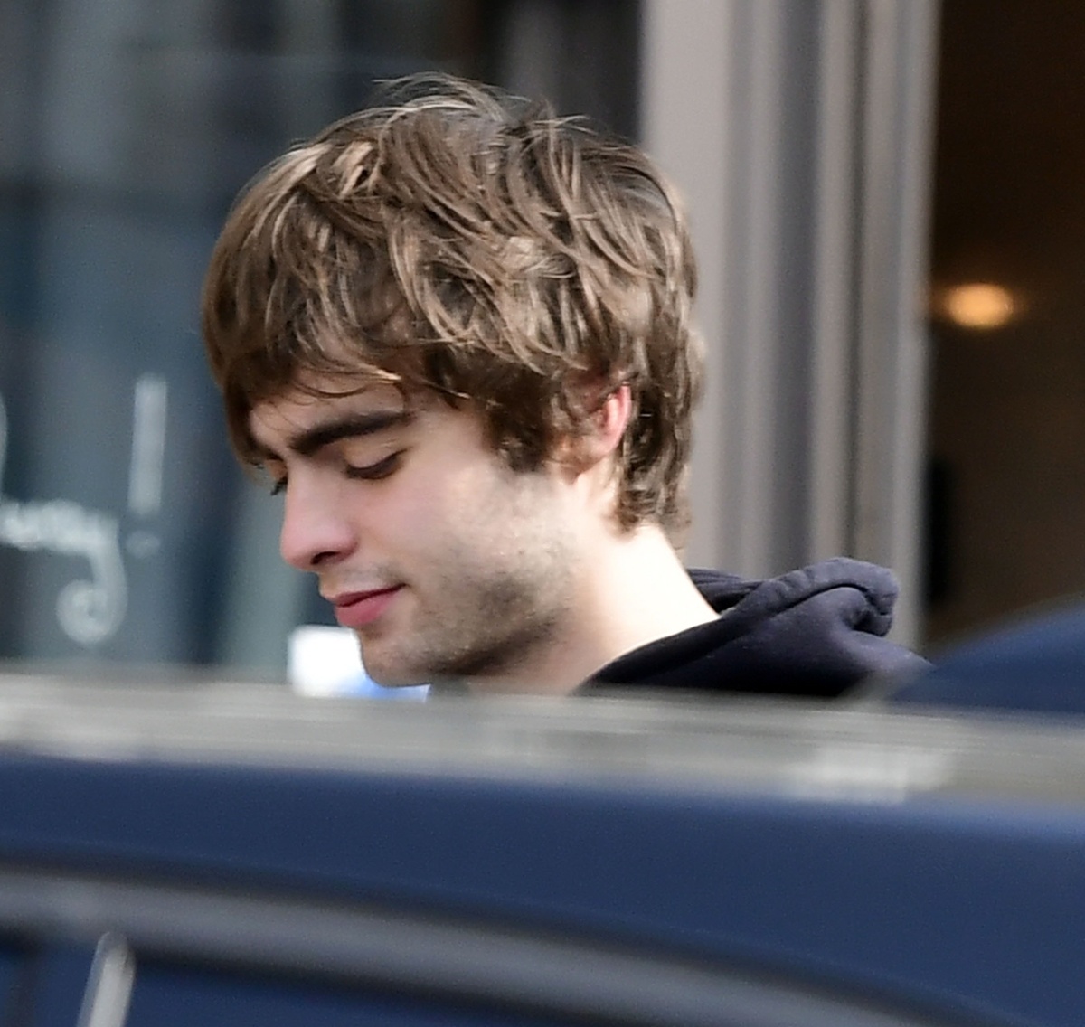 Lennon, el hijo de Liam Gallagher, subiendo a un coche