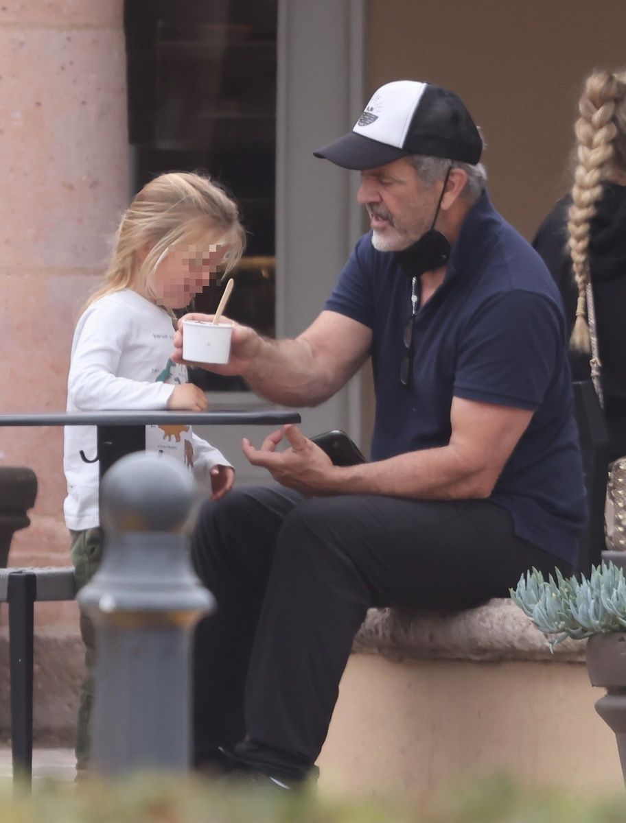 El hijo pequeño de Mel Gibson, Lars, con su padre tomando helado