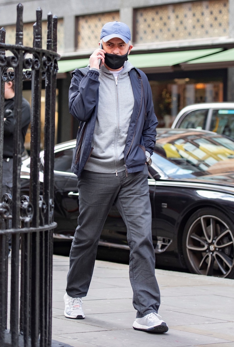 Mourinho con la mascarilla mal puesta y hablando por el móvil