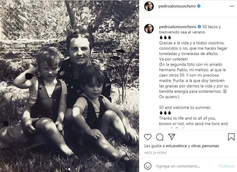 Pedro Alonso cumple 50 años Mira la foto familiar de Berlín con su madre y su hermano mellizo