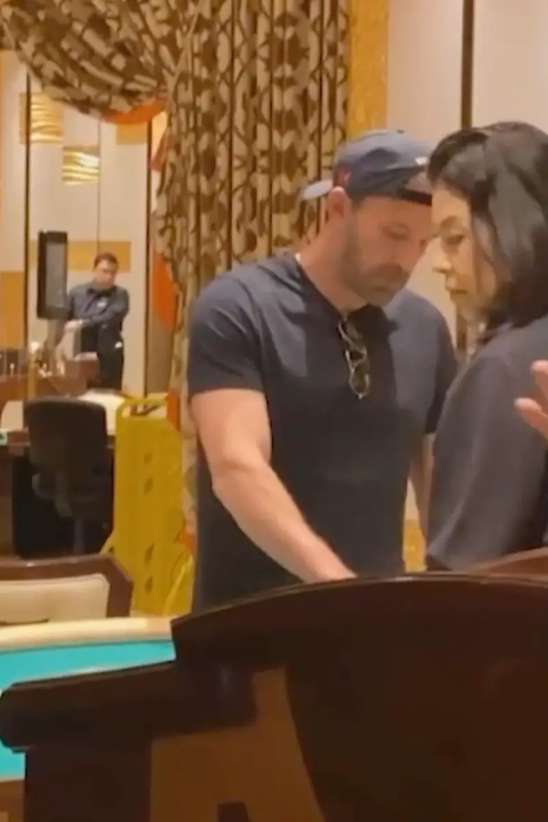 Ben Affleck ha recaído en el juego de cartas en los casinos: aquí lo vemos con la croupier