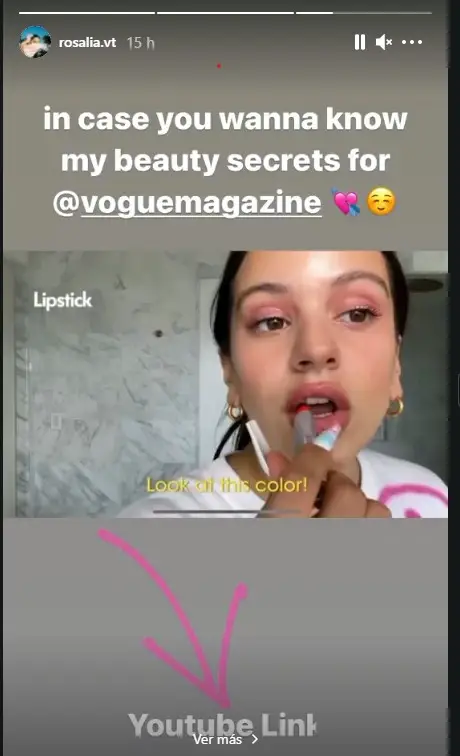 Rosalía se maquilla