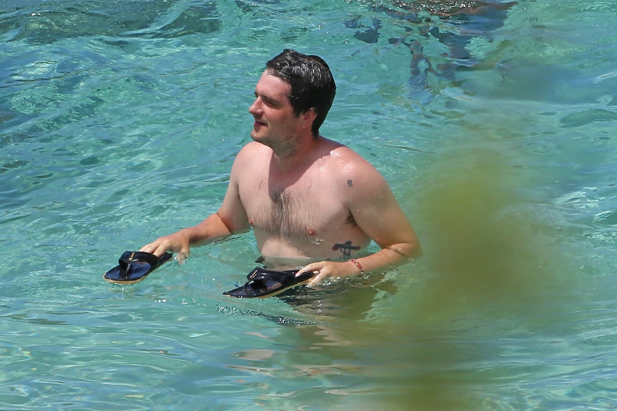 Josh con sus chanclas en el agua