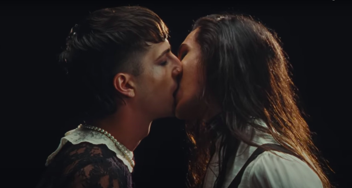 El beso de Ethan y Damiano en el vídeo de Måneskin